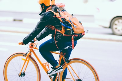 骑橙色自行车的人的特写照片